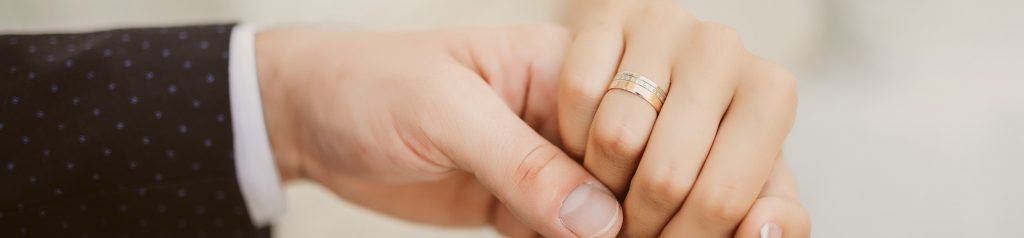 Pareja de marido y mujer de la mano con el anillo de boda