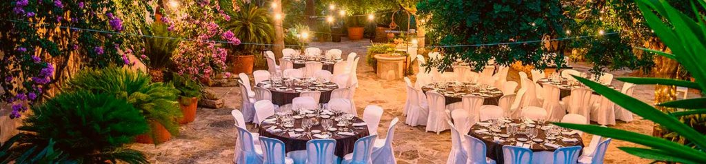 Banquete de boda al aire libre y de noche con decoración y luces