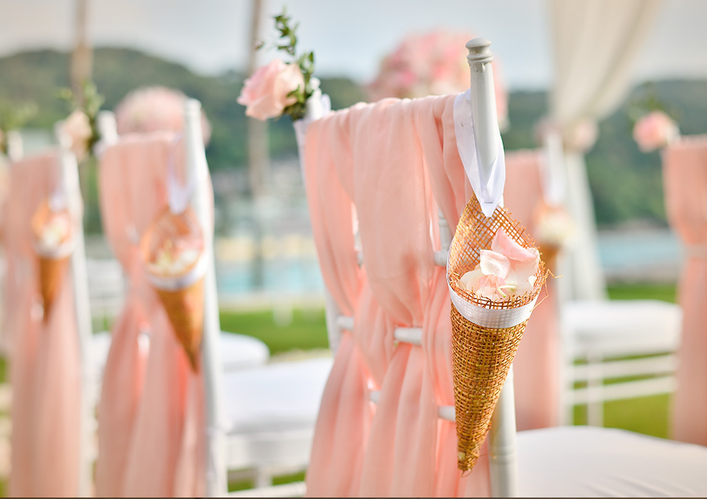 Bodas de destino Europoa con una decoración de una ceremonia de boda en la playa al aire libre