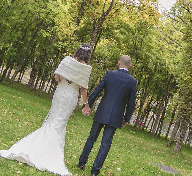 Destino España pareja de novios recién casados caminan de la mano por el bosque