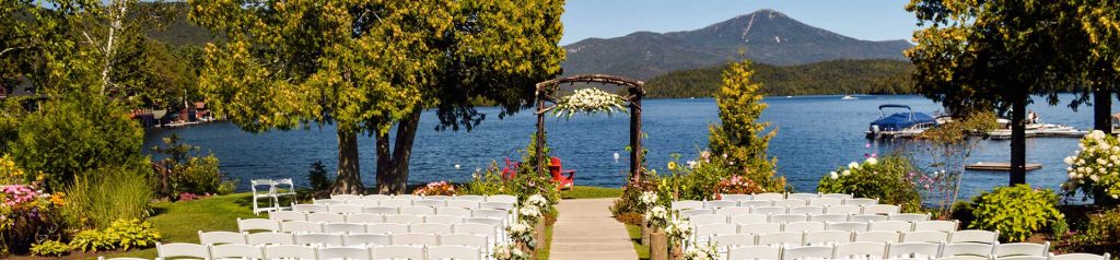 Ceremonia de boda preparada en un lago al aire libre en la naturaleza