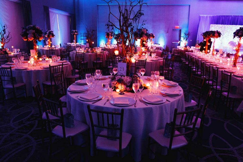 Salón de bodas decorado para el banquete