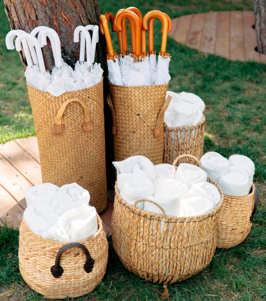 Rincón decoración boda cestas paraguas y mantas