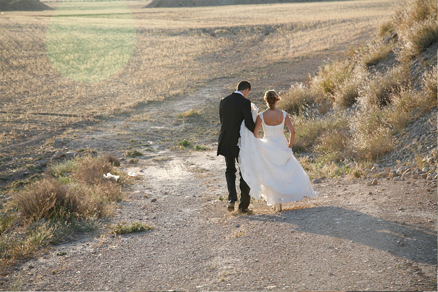 Boda destino aragón pareja de novios recien casados andando por un camino