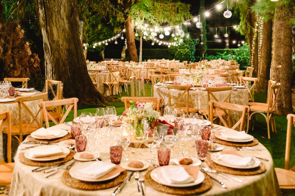 blog boda paradiso mesa de banquete de boda decorada con bonito menaje y copas de colores