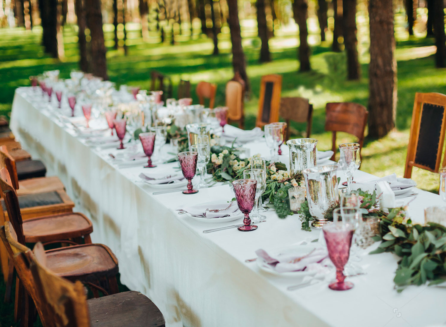 blog boda paradiso mesa de banquete de boda decorada con bonito menaje y copas de colores