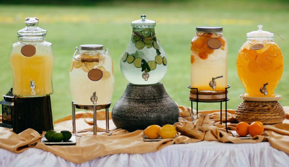 Limonada-y-refrescos-boda-rincon-decorativo-verano-wedding-planner
