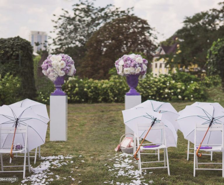 Boda-ceremonia-sillas-sombrillas-paraguas-decoracion-wedding-planner