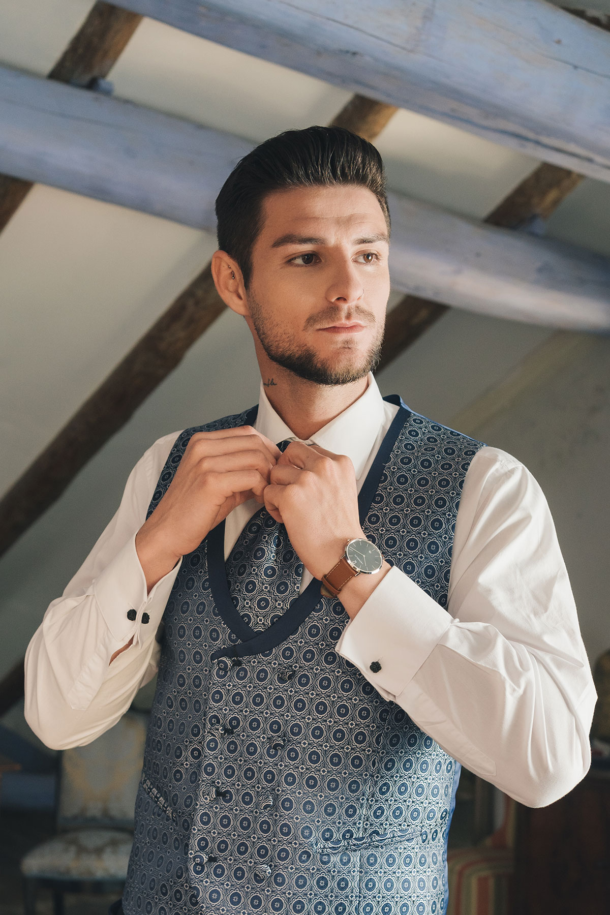 Reportaje de bodas novio preparándose y vistiéndose para la ceremonia