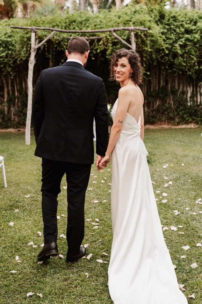Novios paseando románticamente el día de su boda.