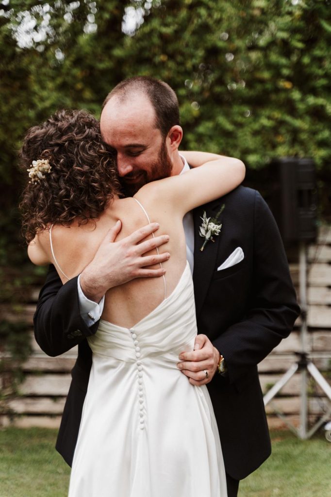 Novios dándose un abrazo el día de su boda