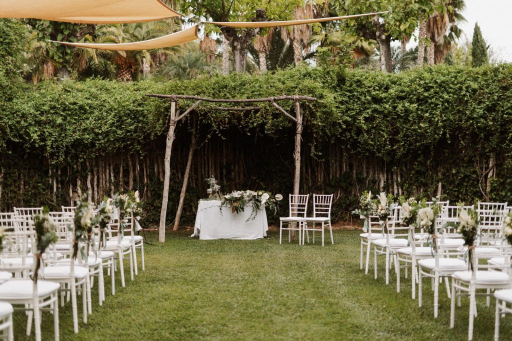 Lugar de una ceremonia al aire libre en un jardín