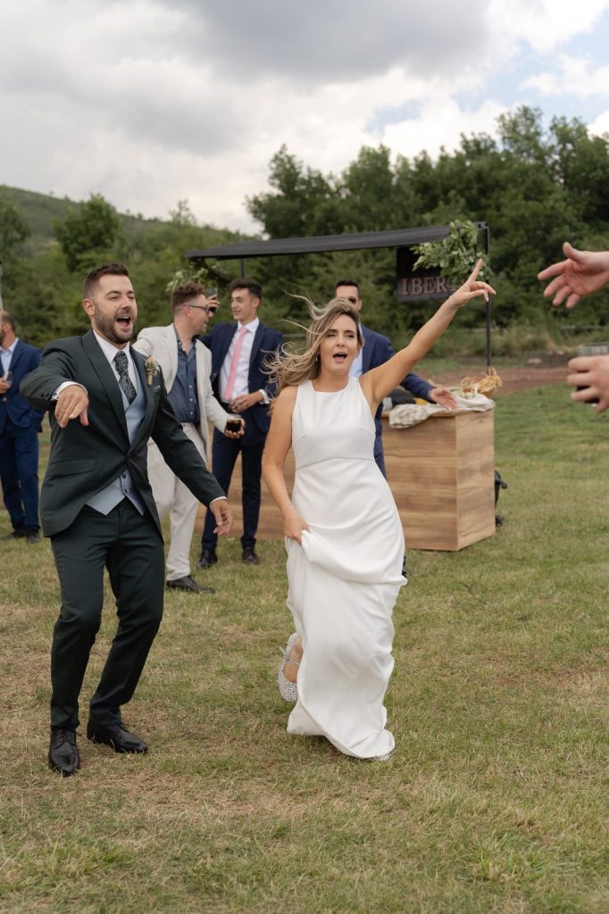 Novios el día de su boda al aire libre bailando