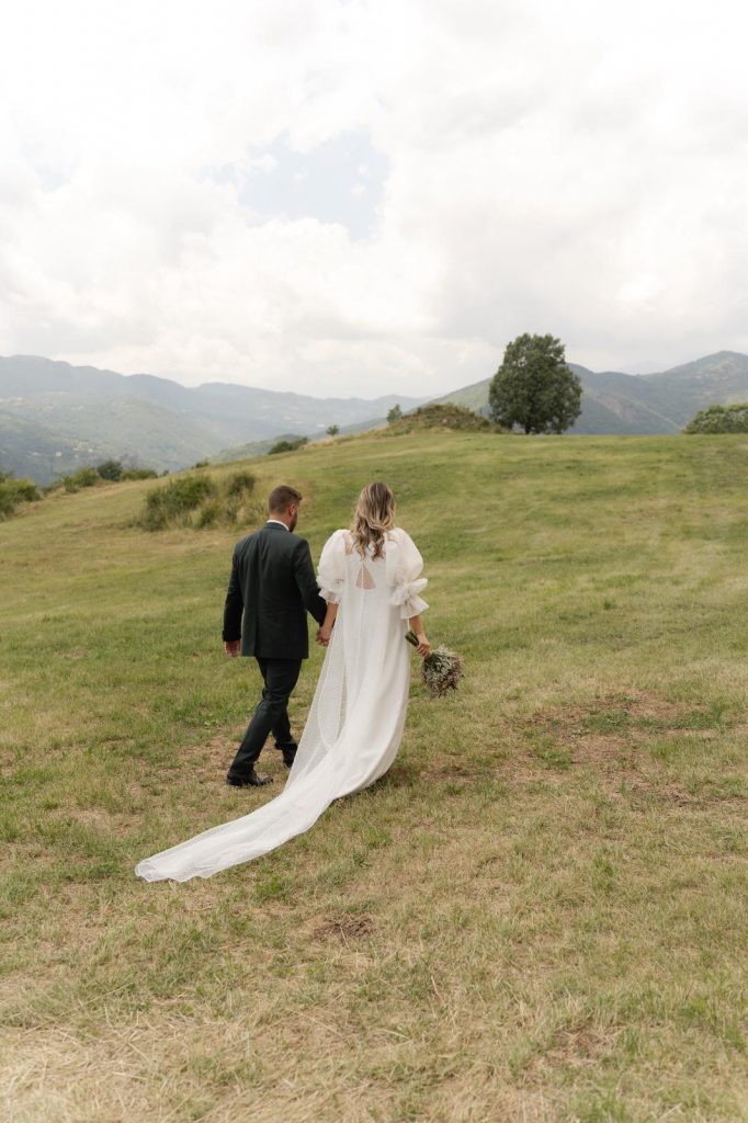 Novios paseando por las montañas del Pirineo el día de su boda.