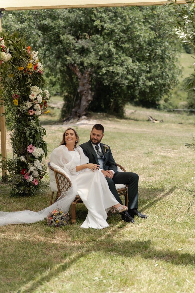 Novios sentados en un sofá en la ceremonia de su boda