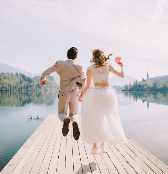 Blog-wedding-planner-contratación-novios-recien-casados-saltando-felices