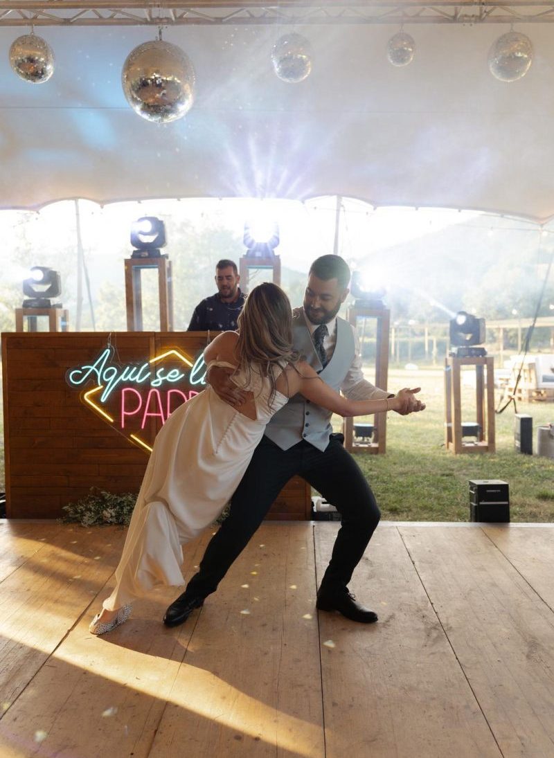 Novios el día de su boda bailando el baile nupcial
