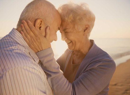 Renovación de votos pareja de ancianos abrazados y sonriendo enamorados