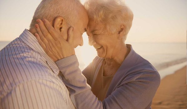 Renovación de votos pareja de ancianos abrazados y sonriendo enamorados