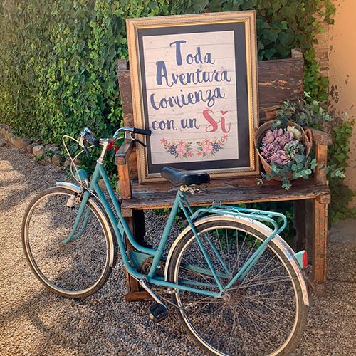 servicio coordinación día B cartel de bienvenida a una boda con una bicicleta retro de decoración
